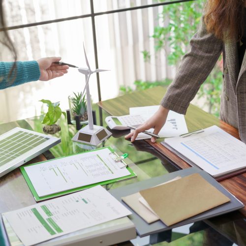 assistante indépendante solar panels green energy business people working green eco friendly office business meeting